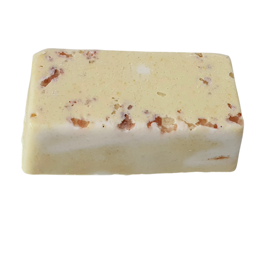 Evee Ivy Oh Pineapple and salt body bars are a sunny yellow colour from the polenta (corn grits) included in this formulation. Rectangular in shape, a bit like you'd image a bar of gold. Decorated on the top with scattered pink himalayan salt crystals.